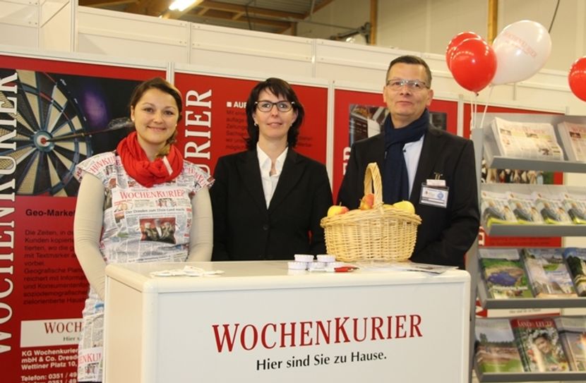 Direkt am Eingang wurden die Besucher vom WochenKurier begrüßt. Hier stehen Romy Kriegel (links), Assistentin der Verlagsleitung, Verlagsleiterin Sina Häse und Jens Scholz, Verlagsbereichsleiter Ost, am WochenKurier-Stand. Foto: Keil