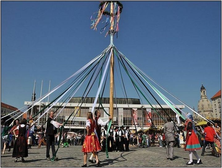 Tanz um den Maibaum. Foto: Soldatov