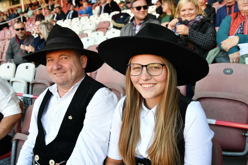 408 Handwerksmeisterinnen und Handwerksmeister sind am Freitagabend im Cottbuser Stadion der Freundschaft während des 30. »Tag des Meisters« der Handwerkskammer Cottbus (HWK) geehrt worden. Zu den Besten ihres Jahrgangs gehörte Zimmermeisterin Lois Unger (r.) vom väterlichen Betrieb Jörg Unger (l.) Zimmerei, Dachdeckerei, Tischlerei in Kerkwitz. Foto: Michael Helbig