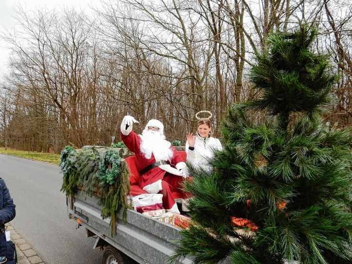 Übrigens, die Tettauer Weihnachtsmänner sind schon seit vielen Jahrzehnten unterwegs, ob nun auf der Pferdekutsche, dem Schlitten oder wie jetzt auf dem Weihnachtsmobil. Dieses Jahr werden drei Weihnachtsmänner dafür sorgen, das auch kein Kind vergessen wird und alle ihre weihnachtliche Überraschung bekommen. Los gehts am Heiligabend ab 9 Uhr im Tettauer Land. Bitte die neue Fahrtroute beachten: 9 Uhr Dorfstrasse, danach Teichweg, Frauendorfer Strasse, Lindenauer Strasse, Heimgartenweg, Winzergasse, Strasse am Sportplatz, Lindenauer Strasse, Feldweg, Puslnitzstrasse. Foto: FF