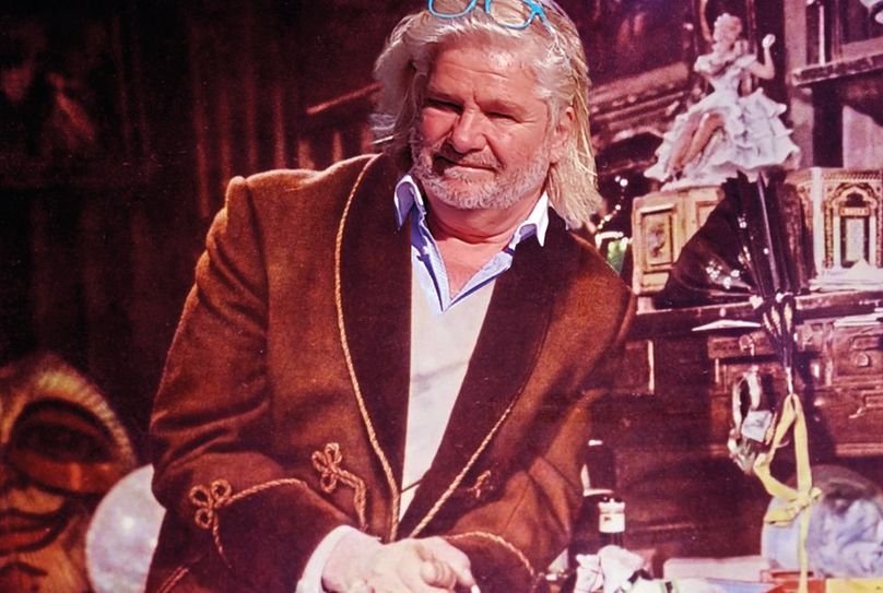 Professor Arnd Joachim Garth in der Rumpelkammer. Foto: die senftenberger