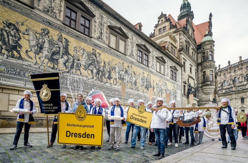 Die Stollenbäcker/innen des Schutzverbandes Dresdner Stollen e.V. vor dem Fürstenzug in Dresden.