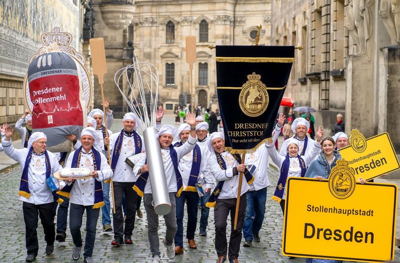 Die Stollenbäcker/innen des Schutzverbandes Dresdner Stollen e.V. beim Fotoshooting am Fürstenzug.