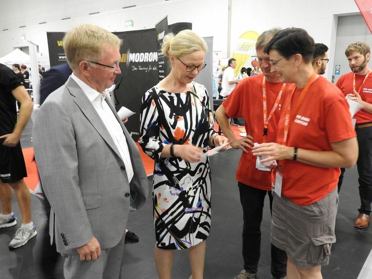 Gespräch mit Caritas-Mitarbeiterinnen / Foto: Pönisch