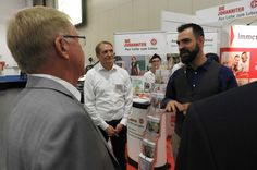Andreas Westerfellhaus (li.) am Eröffnungstag während des Rundganges, hier am Stand der Johanniter Dresden / Foto: Pönisch