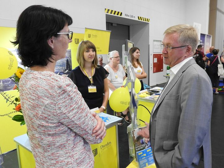 Am Stand der Cultus gGmbH mit WochenKurier-Verlagsleiterin Sina Häse / Foto: Pönisch