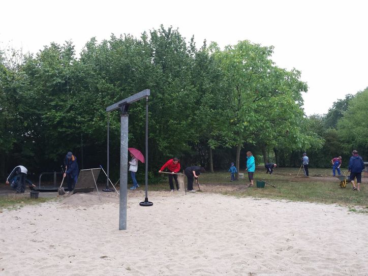 Die Anwohner verschönern bei einem Arbeitseinsatz den Spielplatz in Buchwalde Foto: D. Petermann