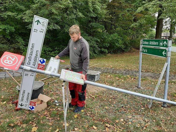 Die Planung von individuellen Radtouren wird zum Kinderspiel – Dank der knotenpunktbezogenen Wegweisung. In OSL werden derzeit die ersten roten Knotenpunkte montiert. Bis zum Saisonstart 2020 soll alles fertig sein. Hier ist Tino Staffeldt vom Auftragnehmer, der Graphischen Werkstatt Neustrelitz GmbH, dabei, die neue Wegweisung anzubringen. Fotos: Graphische Werkstatt Neustrelitz GmbH/Tilo Böttcher