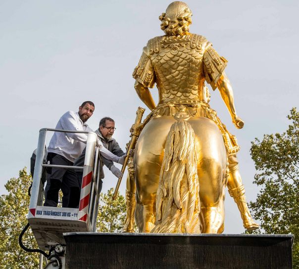 Die Experten von Fuchs+Girke aus Ottendorf-Okrilla brachten heute die restaurierte Schwertscheide wieder am Denkmal Goldener Reiter an
