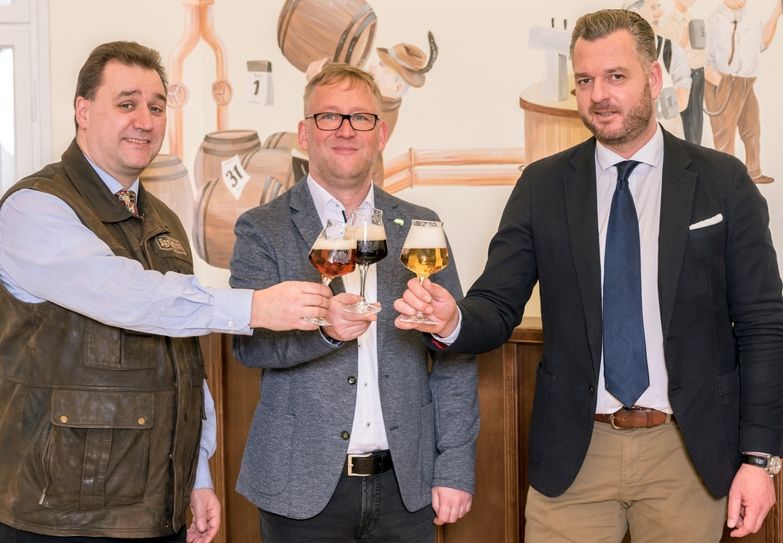 V.l.n.r.: Braumeister/Technischer Geschäftsführer Matthias Grall, Kaufmännischer Geschäftsführer Uwe Köhler, Generalbevollmächtigter Markus Schoebel stoßen im Besucherzentrum der Landskron Brau-Manufaktur in Görlitz an. Foto: Fotoatelier Thomas Goethe