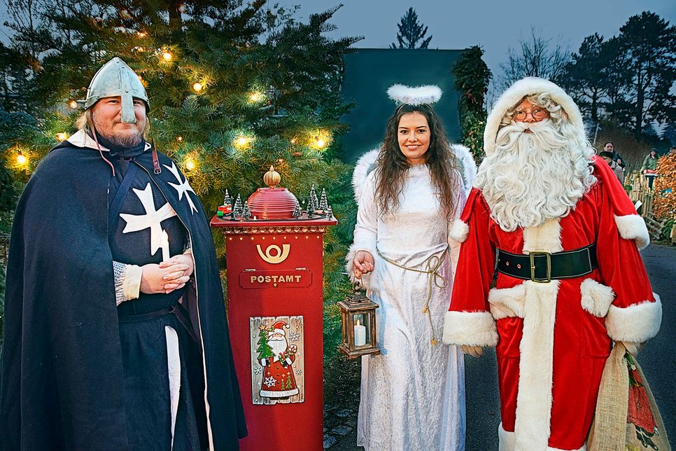 Weihnachtsmann, Christkind und ein Ritter des Johanniter-Ordens verbreiten weihnachtliche Stimmung beim ersten Weihnachtsmarkt 2018. Foto: Johanniter/ Schulz