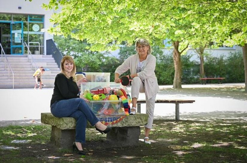 Schulleiterin Heike Kunert (re.) freut sich über neue Spielboxen für ihre Grundschüler, die von Juliette Kleffel (Leiterin der Region Dresden-Süd bei Vonovia) überbracht wurden.