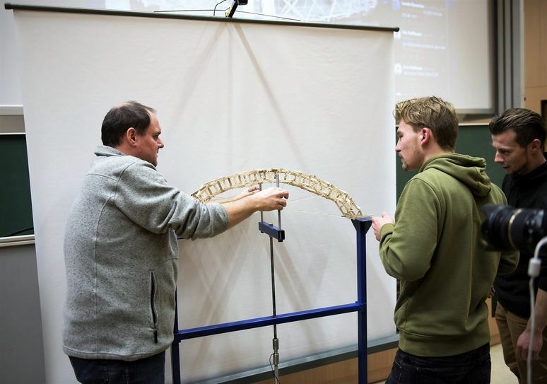 Befestigung einer Brücke auf dem Prüfstand im Rahmen des Brückenbauwettbewerbs im Vorjahr. Foto: BTU Cottbus-Senftenberg