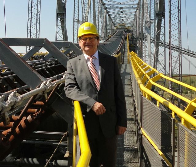 Gottfried Richter, Direktor des Amtes Kleine Elster, auf der Förderbrücke F60. Foto: Amt Kleine Elster