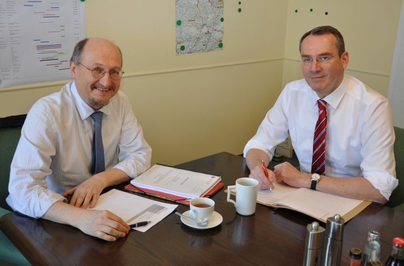 Bild: von links Roland Osiander, Geschäftsführer KWG; Andreas Fredrich, Bürgermeister Stadt Senftenberg. (Foto: KWG)