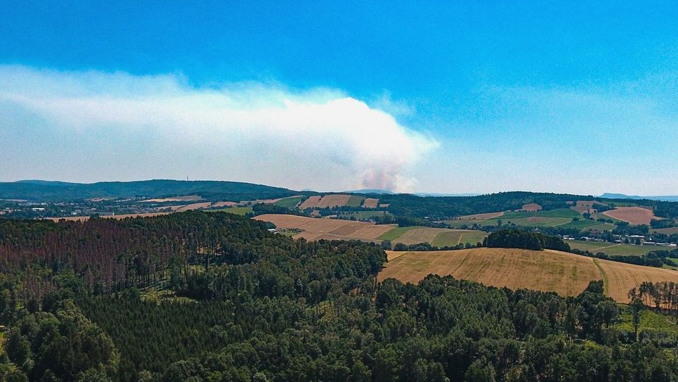 Ein Luftbild über Rückersdorf bei Neustadt/Sachsen zeigt, die Rauchschwarde zieht in Richtung Ostsachsen.