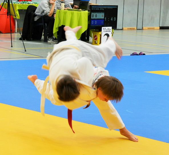 Vincent Reimann (rechts) bei einem Harei-goshi (Hüftfegewurf) in der Gewichtsklasse bis 43kg. Foto: Verein