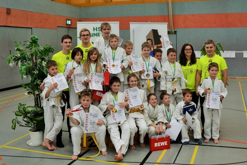 Gruppenfoto der erfolgreichen Bautzener Judokas beim Nikolausturnier in Zittau. Foto: Verein