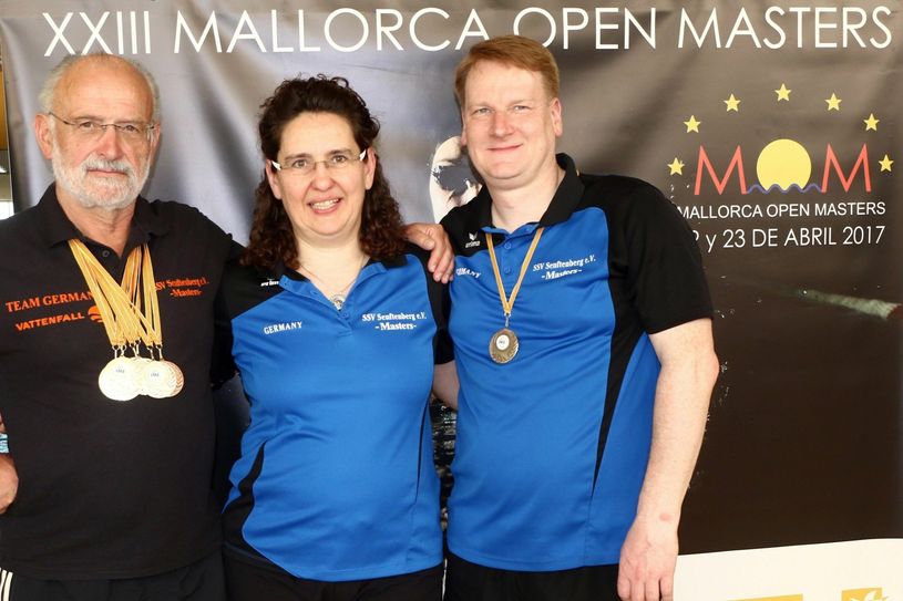 v.l.n.r.: Prof.Dr. Michael Metz, Dietlind Urban, Ulf Riska im Schwimmstadion San Hugo in Palma de Mallorca