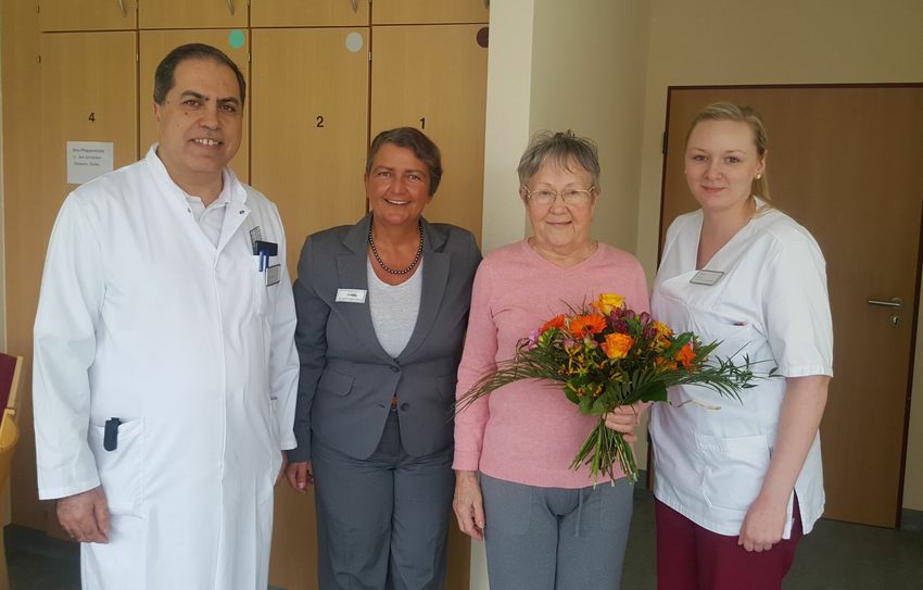 Chefarzt El-Jaam, die Marketingbeauftragte Dr. Jana-Cordelia Petzold, Patientin Helga Mietzke und Stationsleiterin Schwester Carolin Beil (v.l.n.r.). Foto: Managementgesellschaft Gesundheitszentrum des Landkreises Görlitz