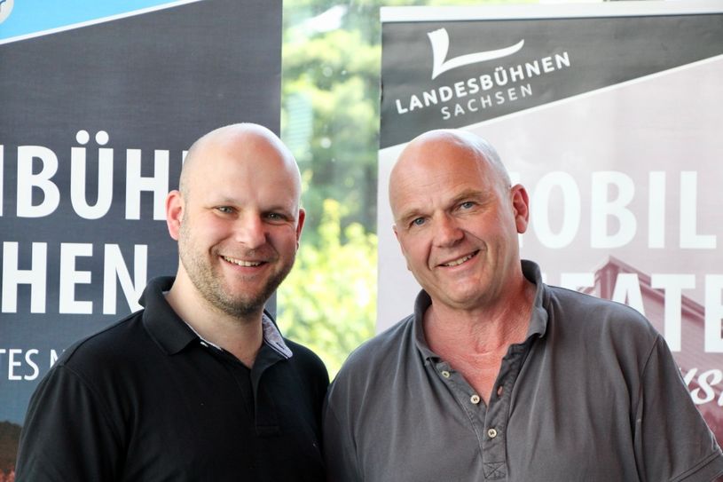 Der neue Operndirektor Sebastian Ritschel (l.) und Intendant Manuel Schöbel laden die Gäste zur Spielzeit ein zum Reisen. 			                             Foto: Lindackers