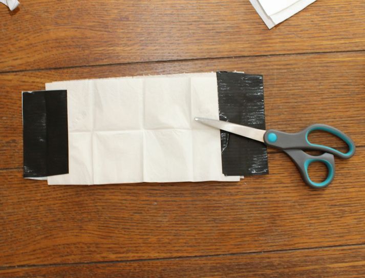Kleben Sie jetzt an den beiden kurzen Rändern von beiden Seiten möglichst über die volle Länge ein Stück Klebeband. Foto: Keil