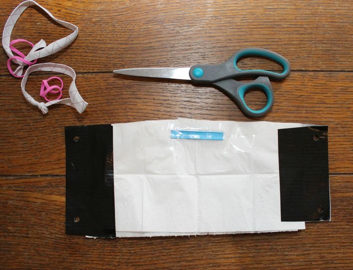 Nehmen Sie den Draht und kleben Sie ihn mit Klebeband oben Mittig auf die Seite mit dem Taschentuch. Der Draht dient als Nasenbügel. Foto: Keil