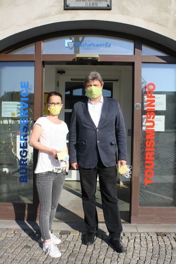 Oberbürgermeister Holm Große und Christina Tetzelt aus dem Bürger- und Tourismusservice der Stadt Bischofswerda mit den selbst genähten Masken. (Foto: pm)