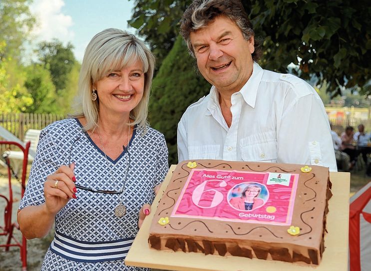 Von Gerald Seifert (Mühle und Bäckerei Bärenhecke) gab es eine leckere Schokoladentorte für Geburtstagskind Andrea Dombois.  Foto: D. Förster