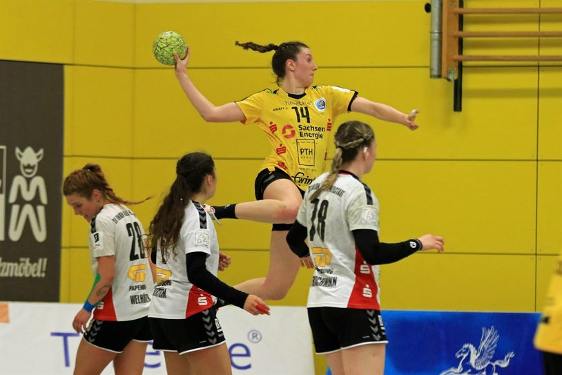 Leonie Meersteiner springt von außen ein.