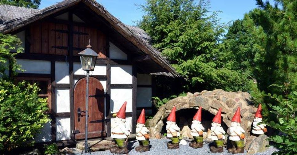 Im Garten können die Kinder den Märchenwald besuchen.  Fotos: PR