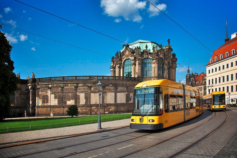 Straßenbahnen der DVB AG vor dem Dresdner Zwinger.