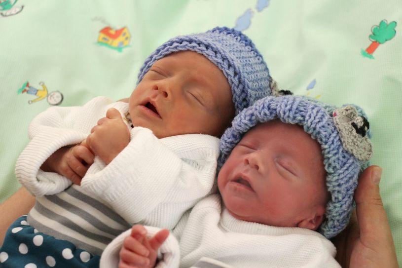 Die Zwillinge Tobias und Thaddeus gehören zu den Ersten, die sich über die neue Lieferung des Dresdner Nächstenliebe & Stricken e.V. freuen durften. Fotos: Helios Klinikum Pirna