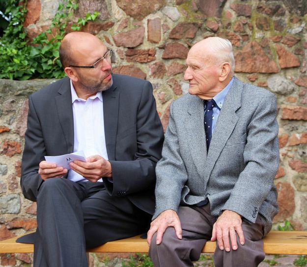 Oberbürgermeister Olaf Raschke und der einstige Bauunternehmer Horst Lange beim Plausch auf der Schlossbrücke.