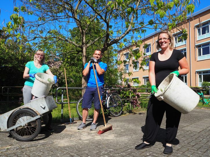Jenny Schreiber, Thomas Rönsch und Franziska Reich (v.l.) machten die »Gehstrecke« wieder fit. Foto: Naemi-Wilke-Stift
