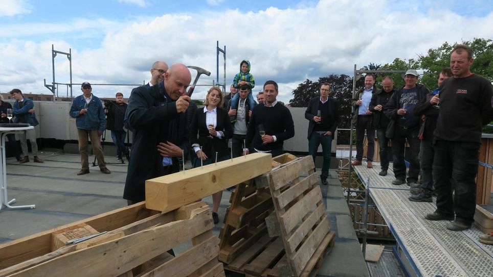 Auch Gerd Mielke schlägt einen obligatorisch letzten Nagel in den Holzbalken.