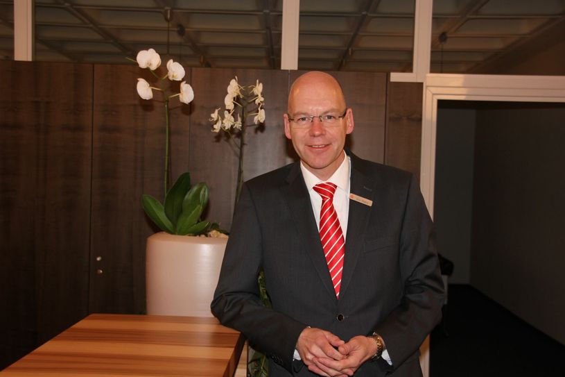 Vorstand Dirk Albers und die Mitarbeiter der Kreissparkasse Bautzen stehen vor einigen „Umbauarbeiten“. Foto: KSK