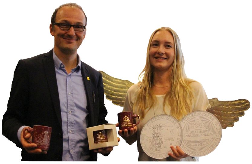 Dr. Robert Franke, Amtsleiter Wirtschaftsförderung, und sein "Weihnachtsengel" präsentierten die neuen Striezelmarkttassen. Foto: Pönisch