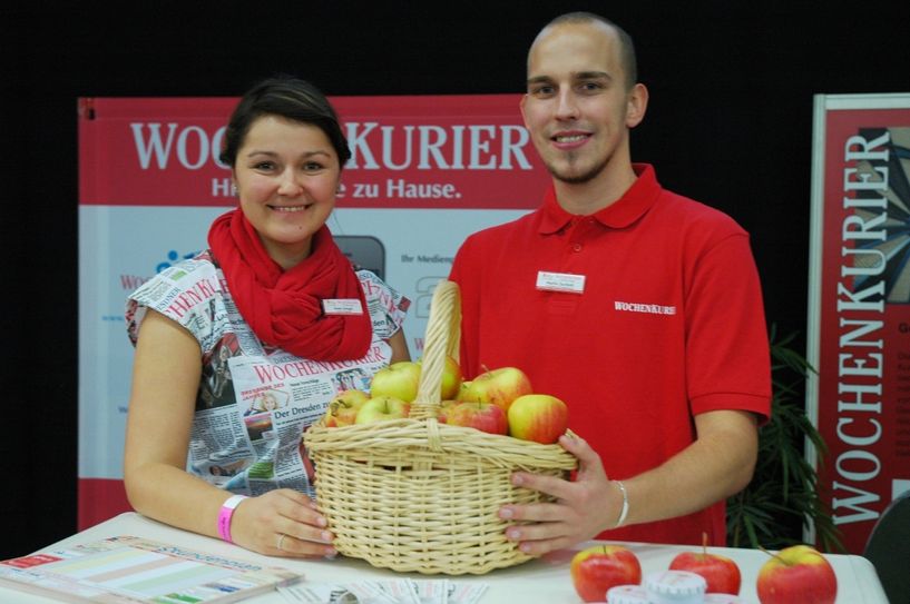Direkt am Eingang halten Romy Kriegel und Martin Zuchold am WochenKurier-Stand u.a. für alle Besucher eine gesunde Überraschung parat.