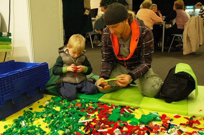 Wenn der Papa mit dem Sohne – dann sind sie sicherlich am Stand des Pflegedienstes Calando zu finden. Dort entsteht ein Lego-Kunstwerk.