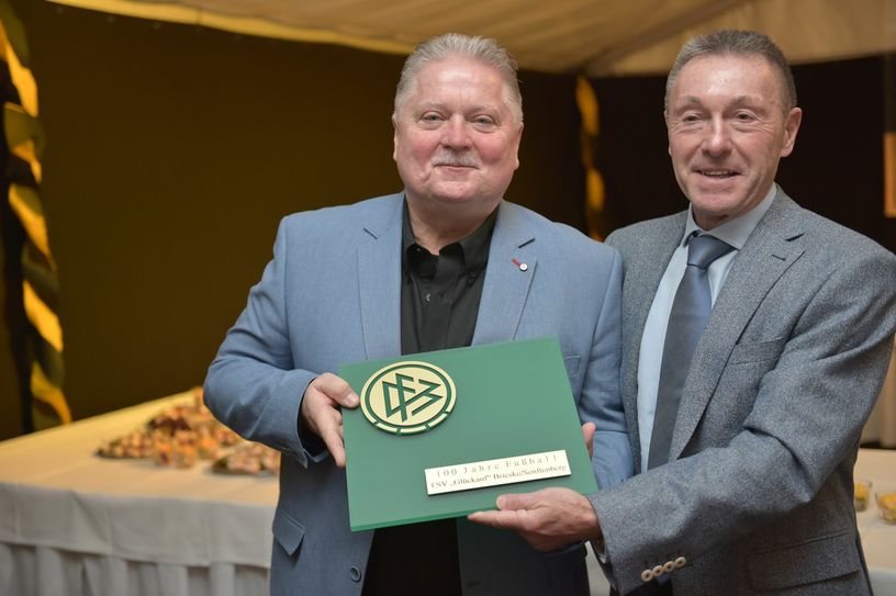 FSV-Präsident Herbert Tänzer (links) nimmt im Namen des Vereins die Auszeichnung des Fußballlandesverbandes Brandenburg, überreicht durch den Ehrenpräsidenten Siegfried Kirschen, entgegen. Foto: Peter Aswendt