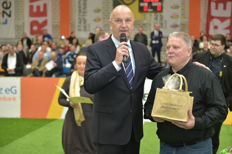 Der Ministerpräsident des Landes Brandenburg Dietmar Woidke (links) kam zur Turniereröffnung und gratulierte dem Verein zum 100. Geburtstag. Natürlich hatte er auch kleines persönliches Geschenk für Herbert Tänzer dabei, der am gleichen Tag 65. Jahre “jung” wurde. Foto: Peter Aswendt