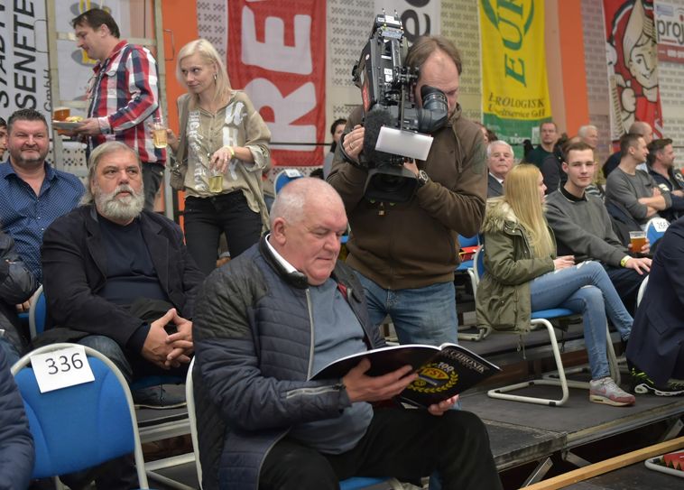 Schiedsrichterlegende Klaus-Dieter Stenzel schaut sich die 100-jährige Chronik des FSV Glückauf an. Eine Kamera des rbb schaut ihm dabei über die Schulter. Foto: Peter Aswendt