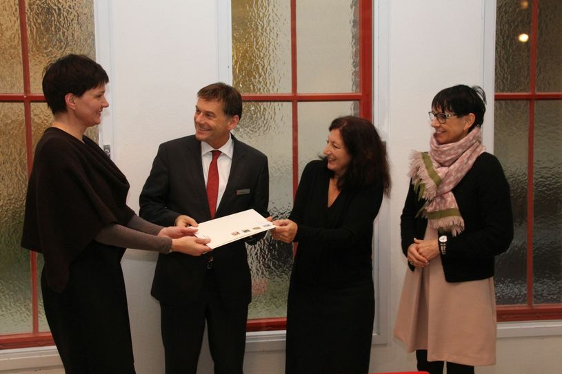 Bürgermeister Marietta Tzschoppe (re.) unterstrich das jahrelange Engagement der Ostdeutschen Sparkassenstiftung für Cottbus. Foto: jho