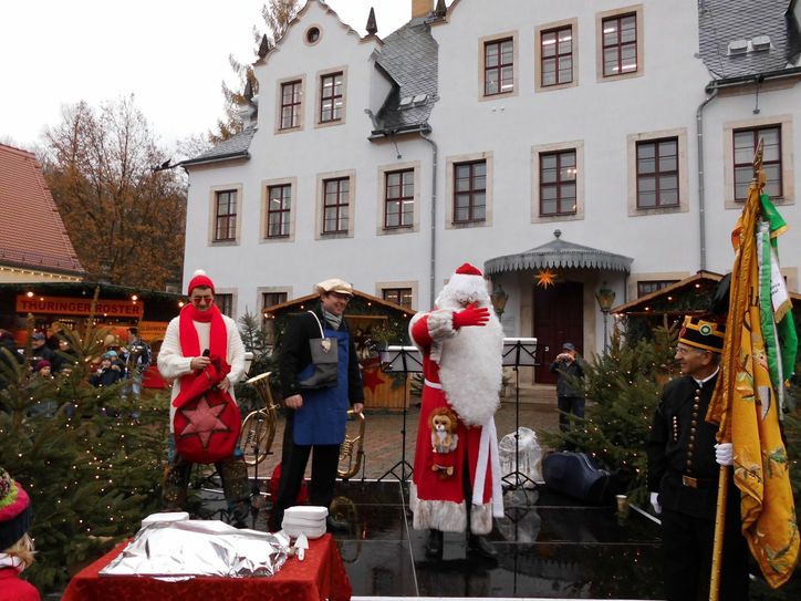 Im vorigen Jahr wurde der Weihnachtsmann vom Ersten Bürgermeister  Mirko Kretschmer-Schöppan empfangen. Diesmal macht das OB Uwe Rumberg selbst.          Foto: cda