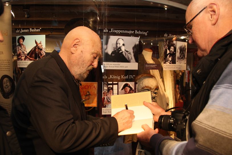 Geduldig schreibt Rolf Hoppe bei der Ausstellungeeröffnung Autogramme.   Fotos: Förster