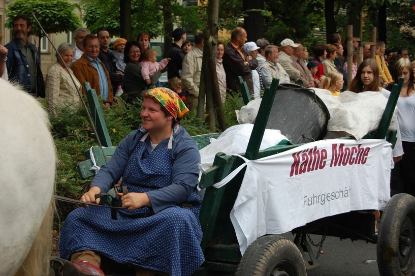 Das Pirnaer Original Käthe Moche, hier beim Umzug 2010, wird sicher wieder dabei sein.                 Foto: Wo
