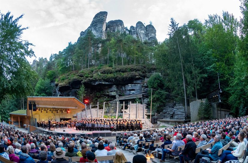 Saison-Abschluss mit "Carmina Burana" bei ausverkauftem Haus.