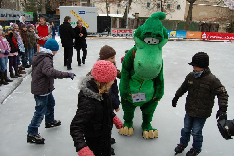 Bruno, das Maskottchen der Sportjugend des KSB, macht auch auf dem Eis eine gute Figur.    Foto: Wo