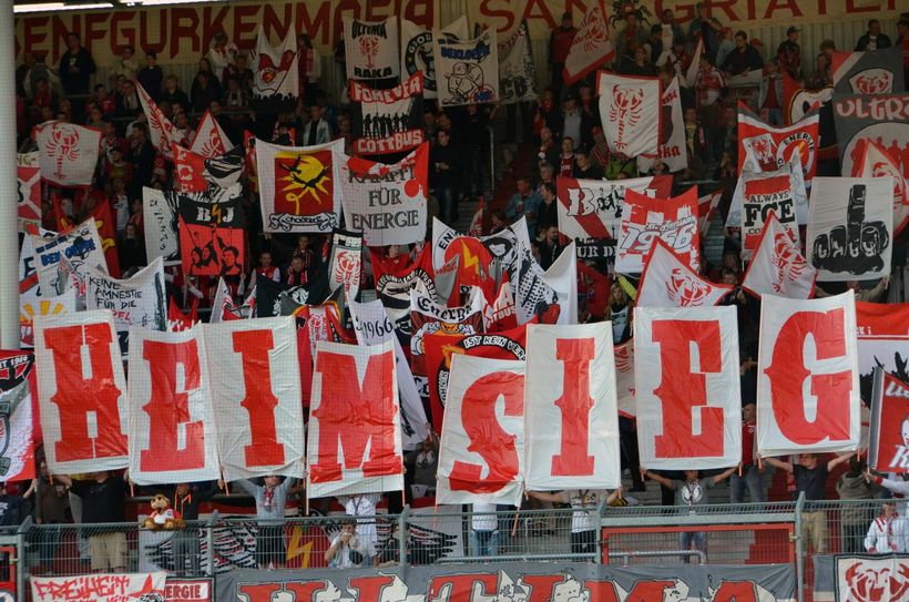 Von der BSG zum FCE: 50 Jahre, ein halbes Jahrhundert unter Strom: Das ist unser FC Energie Cottbus. Am 31. Januar 1966 schlug die Geburtsstunde für DEN Club der Lausitz. Zum 50. wünscht die gesamte Mannschaft des WochenKurier Tore, Titel und Triumphe für die nächsten 50(0) Jahre. Und am Sonntag ein volles Stadion zur Feier...! Foto: Helbig